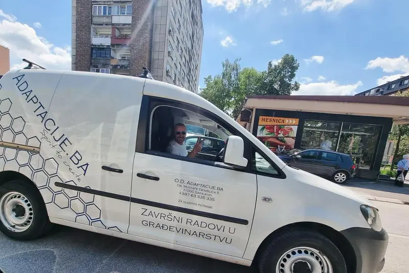Bijeli kombi Adaptacije.ba s natpisom Završni radovi u građevinarstvu