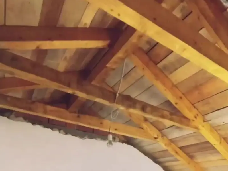 Potkrovlje prije adaptacije, drvene grede i paketi kamene vune za izolaciju